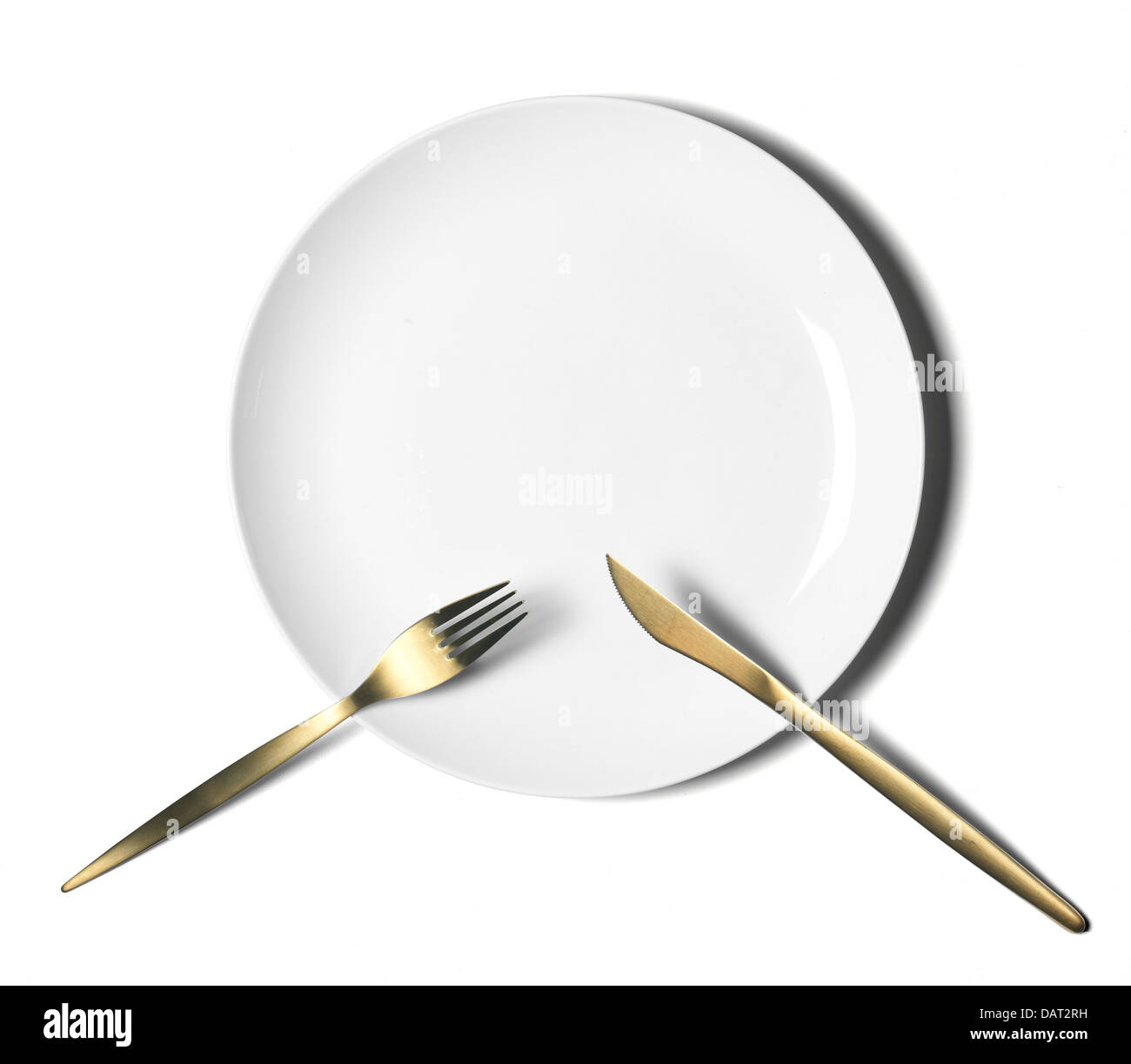 weißen Teller mit Messer und Gabel auf weißem Hintergrund ausschneiden Stockfoto