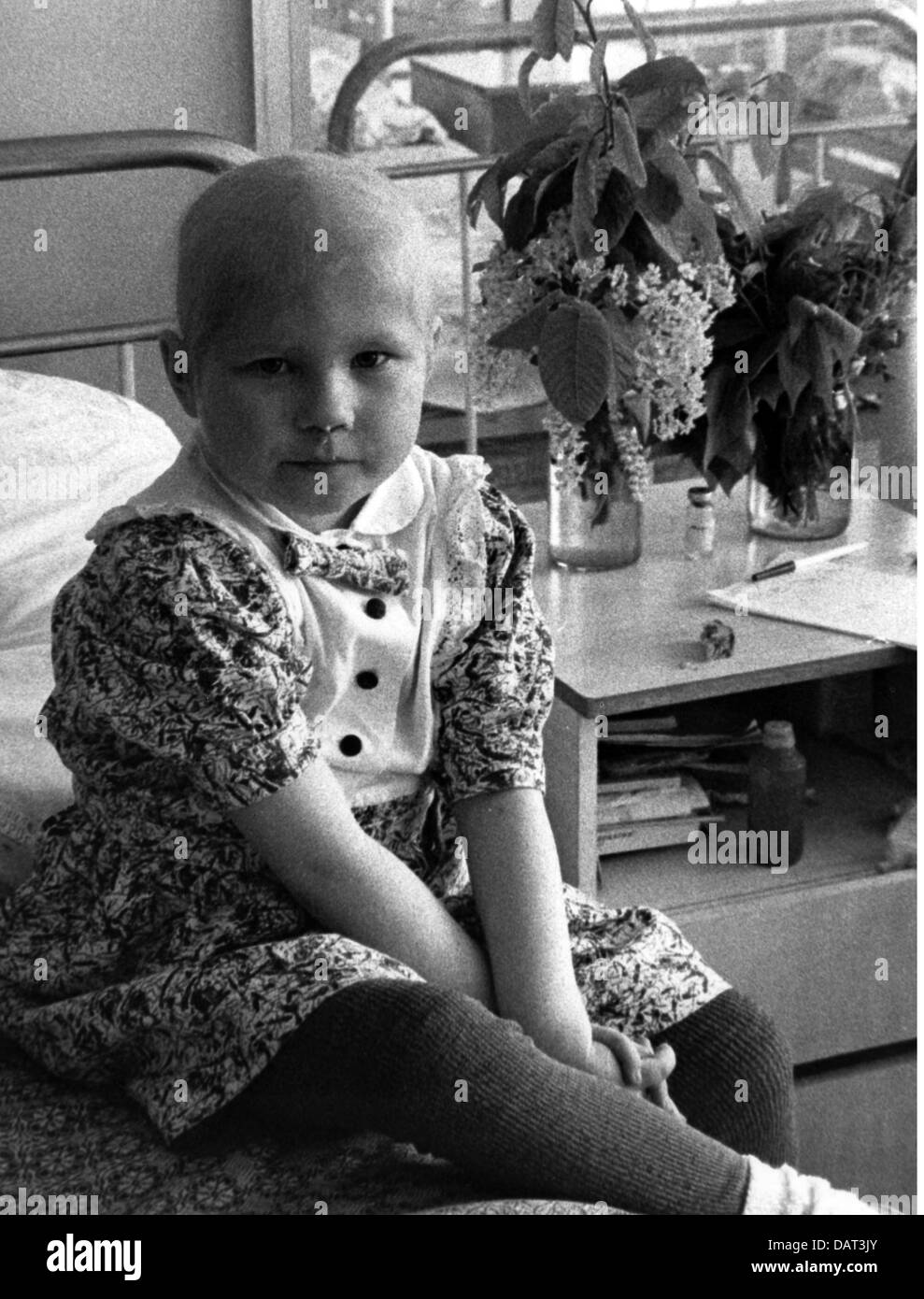 Medizin, Kranke, kleines Mädchen, radioaktiv verseucht nach der Tschernobyl-Katastrophe, in einem Kinderkrankenhaus in Nischni Nowgorod, Russland, April 1992, Zusatzrechte-Clearences-nicht verfügbar Stockfoto