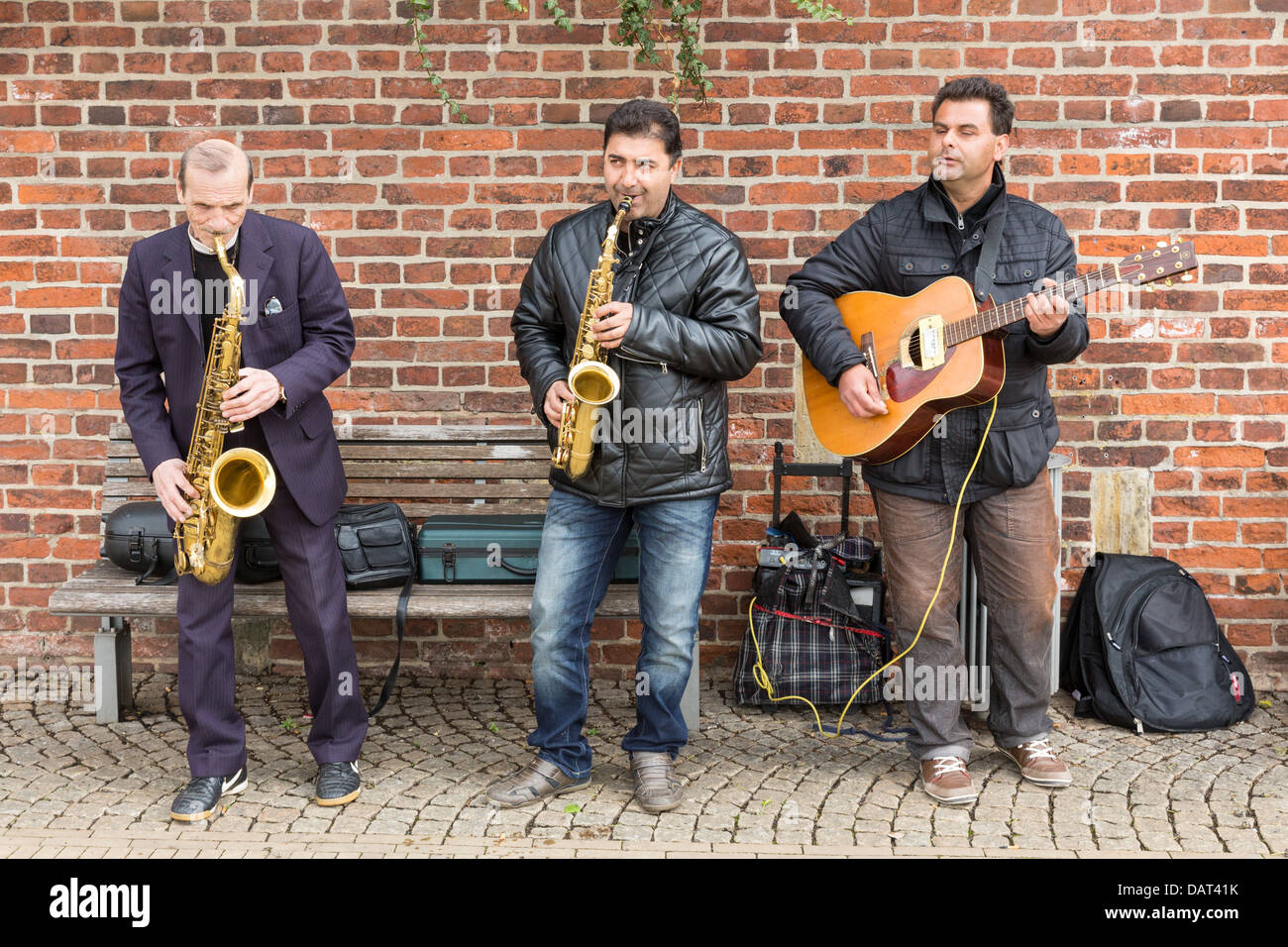 BREMEN - APRIL 27: Drei unbekannte Straßenmusikanten in der Bremer Innenstadt am 27. April 2013 in Bremen, Deutschland Stockfoto