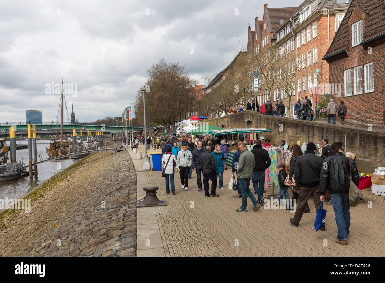 BREMEN - APRIL 27: Shopping unbekannten auf einem Straßenmarkt in der Nähe der Weser am 27. April 2013 in Bremen, Deutschland Stockfoto