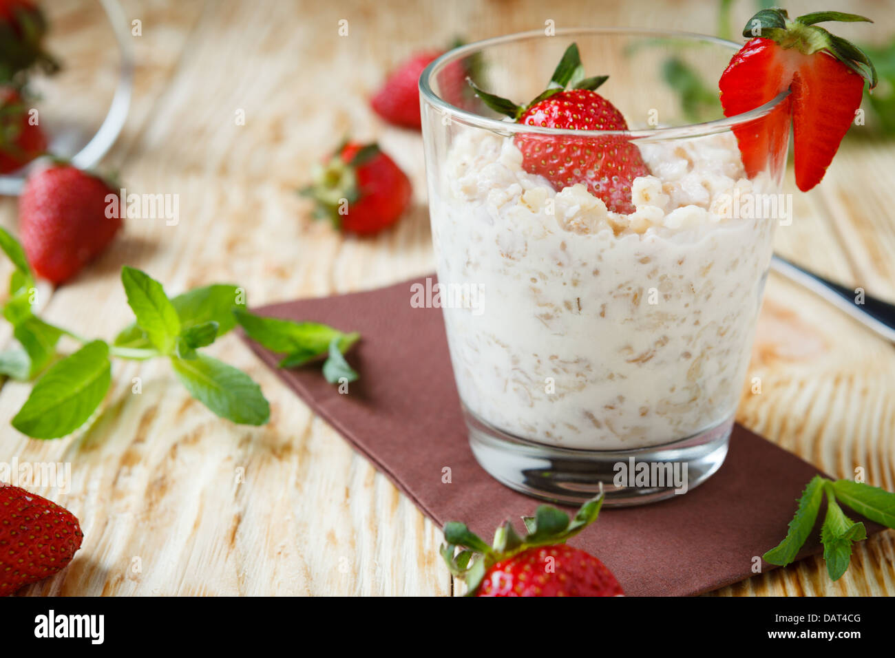 Getreideflocken mit Milch und Erdbeeren, Essen Stockfoto