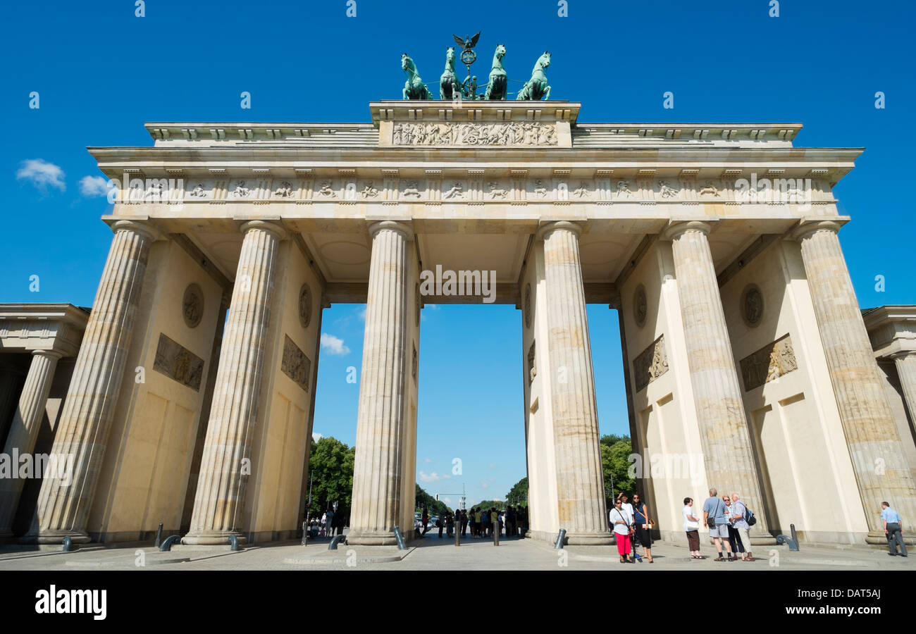 Menschen vor dem Brandenburger Tor in Berlin Deutschland Stockfoto