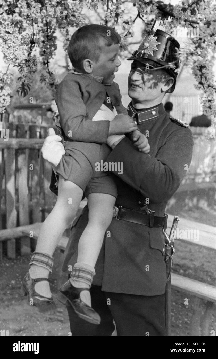 Polizei, Deutschland, Schutzpolizei, Stall, der einen Jungen hebt, Berlin, Anfang der 1930er Jahre, Zusatzrechte-Clearences-nicht vorhanden Stockfoto