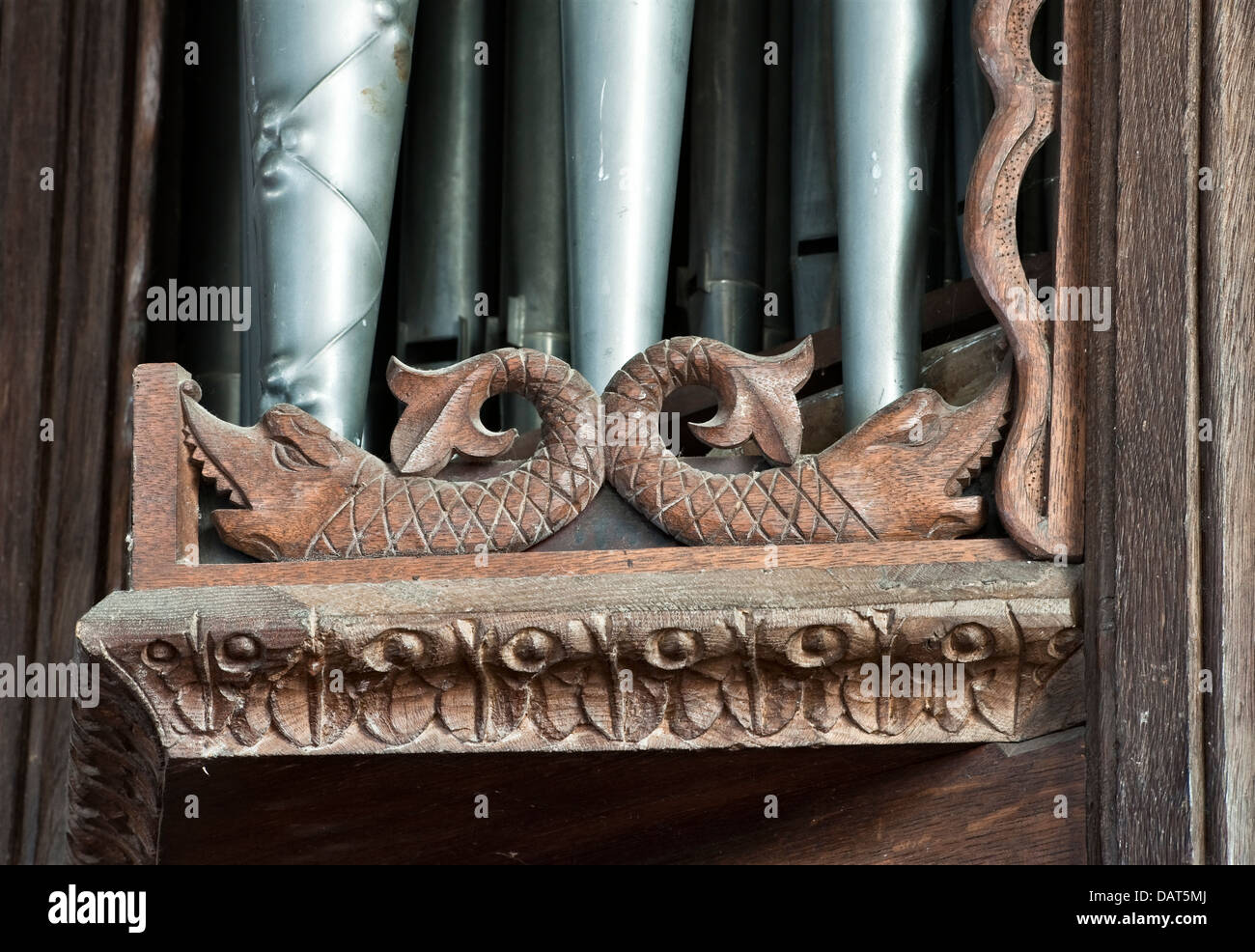 Das kunstvoll geschnitzte hölzerne Orgelgehäuse in St. Stephen's Church, Old Radnor, Powys, UK, gilt als die älteste Kirchenorgel in Großbritannien (um 1500) Stockfoto