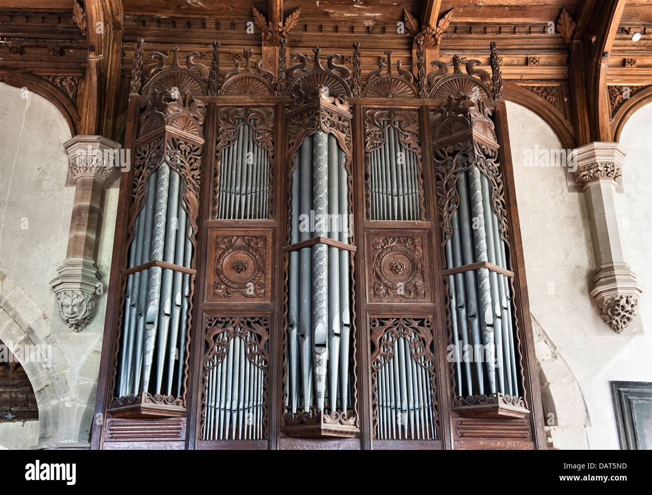 Das kunstvoll geschnitzte hölzerne Orgelgehäuse in St. Stephen's Church, Old Radnor, Powys, UK, gilt als die älteste Kirchenorgel in Großbritannien (um 1500) Stockfoto