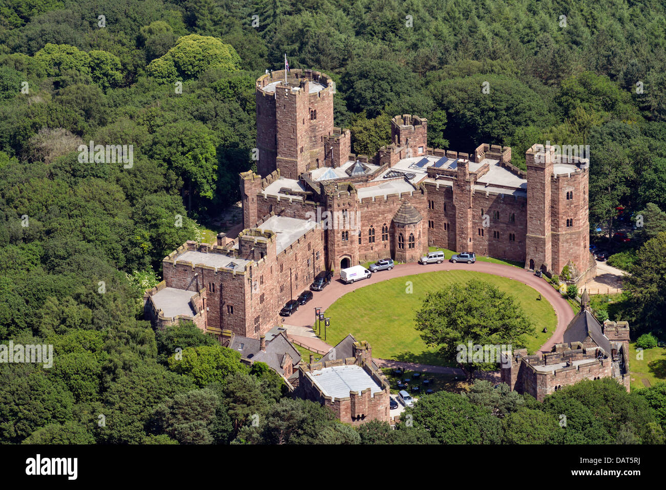 Luftaufnahme zeigt Peckforton Castle in Cheshire Stockfoto