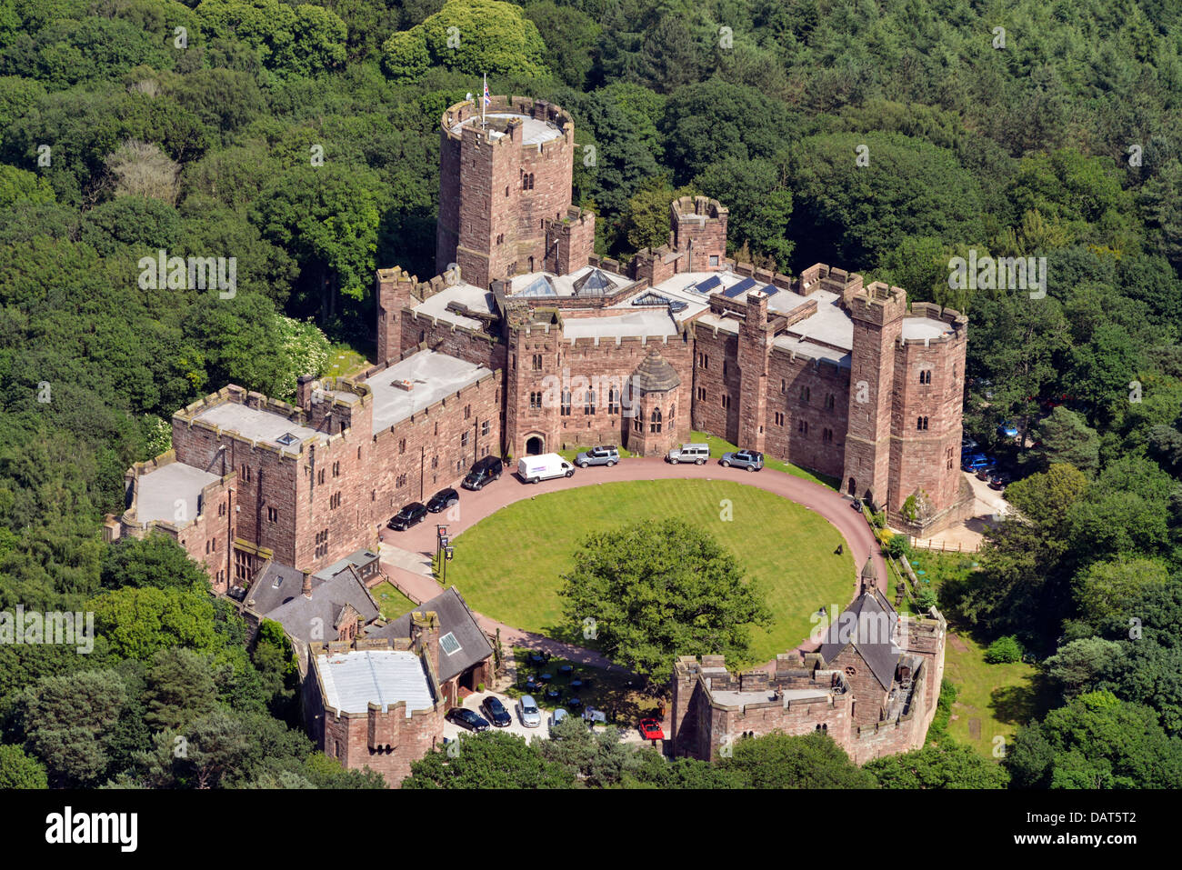 Luftaufnahme zeigt Peckforton Castle in Cheshire Stockfoto