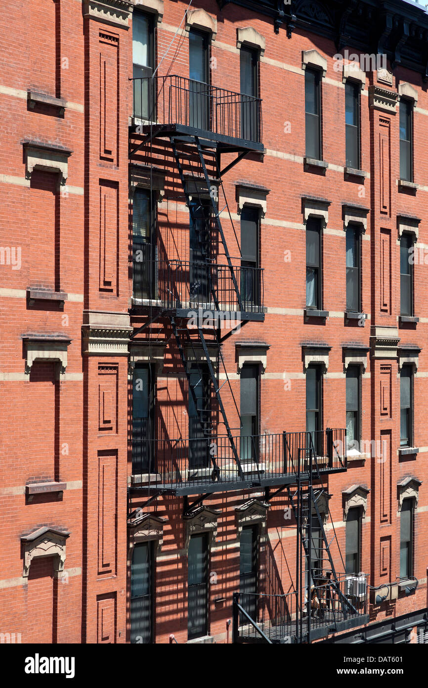 Bunte Mehrfamilienhäuser mit Feuerleitern in New York City Stockfoto