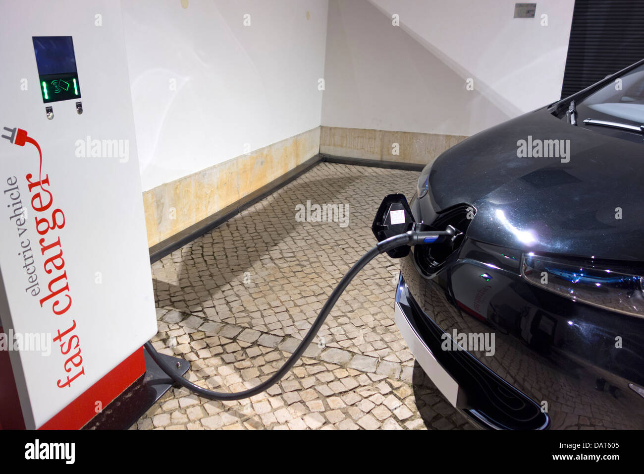 Elektro-Auto zum Aufladen an der Ladestation angeschlossen Stockfoto