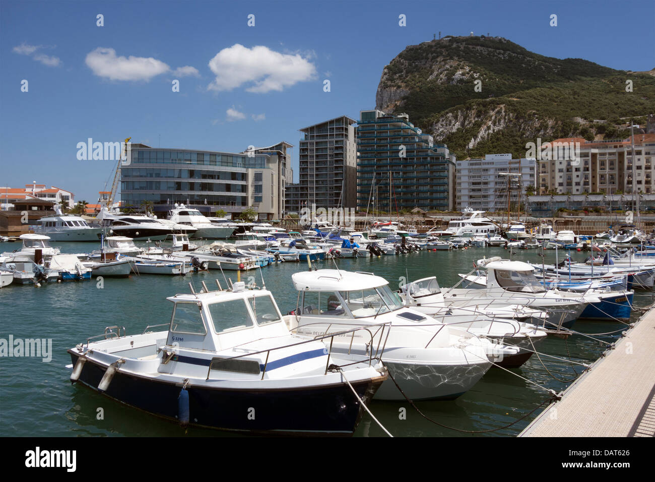 Blick auf den Felsen von Gibraltar von der marina Stockfoto