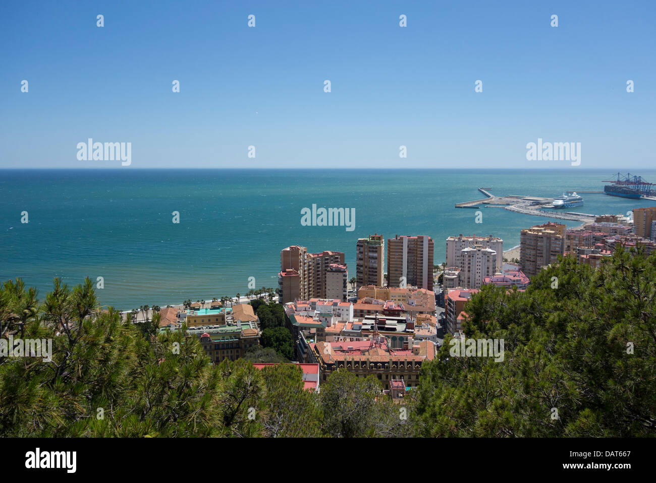 Skyline von Malaga mit dem Meer im Hintergrund Stockfoto