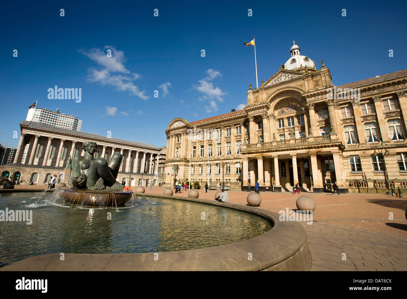 Großbritannien, England, Birmingham, Victoria Square, Sozialwohnung und The River Skulptur von Dhruva Mitry Stockfoto