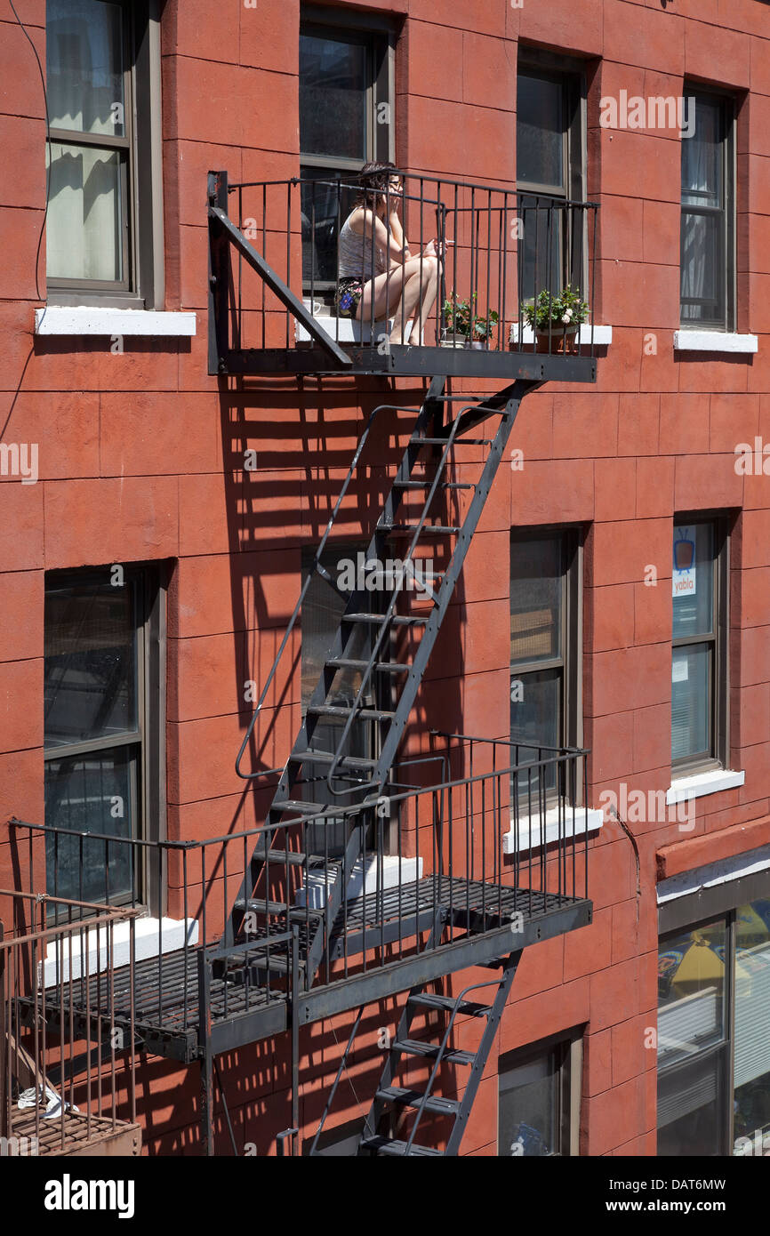 Wohnen in einem Apartment mit Feuerleitern in New York City Stockfoto