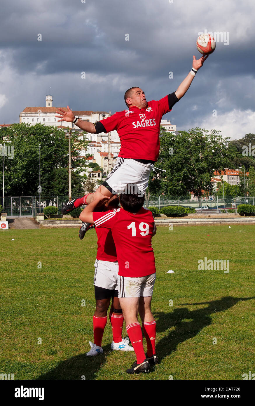 Rugby-Spieler, die von Teamkollegen angehoben werden, versuchen, den Ball während einer Lineout-Linie zu fangen Stockfoto