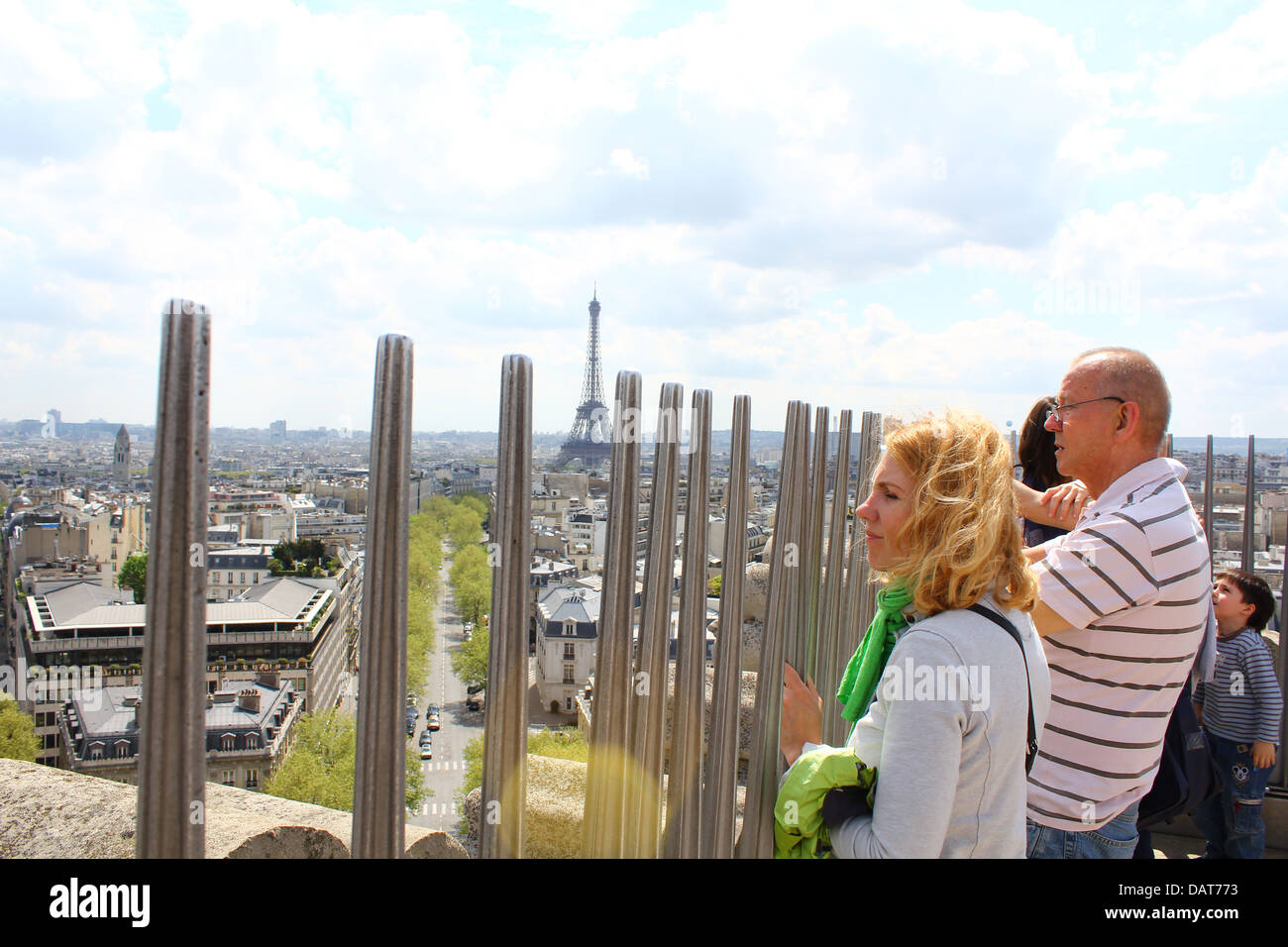 Touristen, die mit Blick auf Paris von oben auf den Arc de Triomphe in Paris, Frankreich Stockfoto