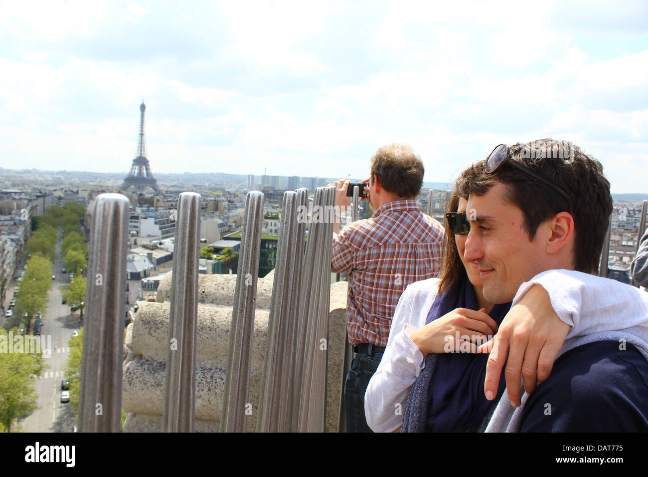 Touristen-paar mit Blick auf Paris von oben auf den Arc de Triomphe Stockfoto