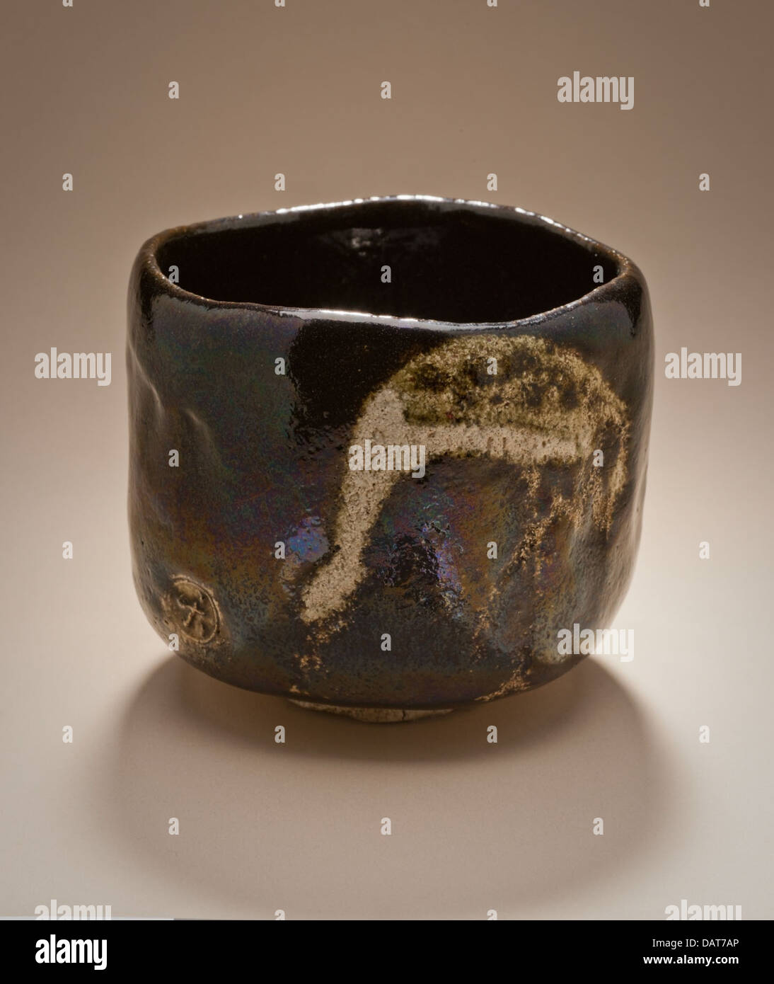 Schwarzes Raku Teabowl "Shorei" (Alter Kiefer) mit Kran Design M.2007.7.2 (1 von 5) Stockfoto