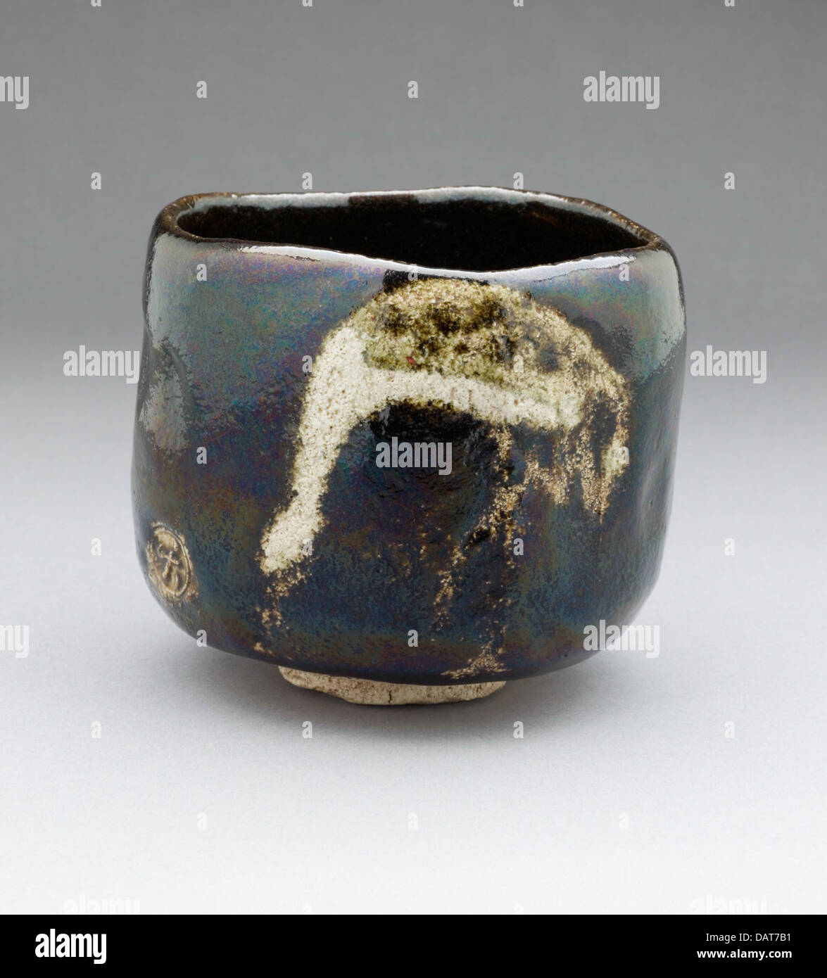 Schwarzes Raku Teabowl "Shorei" (Alter Kiefer) mit Kran Design M.2007.7.2 (2 von 5) Stockfoto