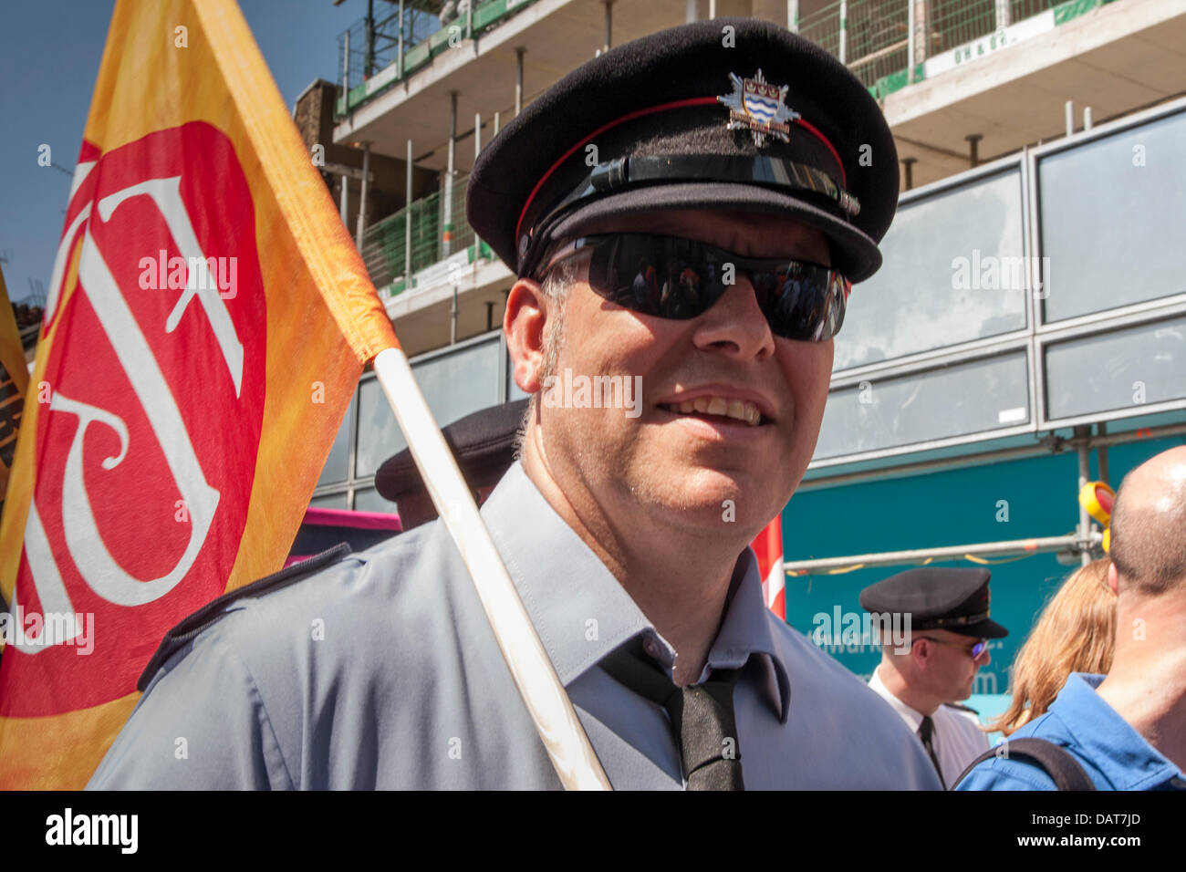 Feuerwehrmann marschiert mit seinen Kollegen aus Protest gegen Kürzungen, die Londoner Feuerwehr. Bildnachweis: Paul Davey/Alamy Live-Nachrichten Stockfoto