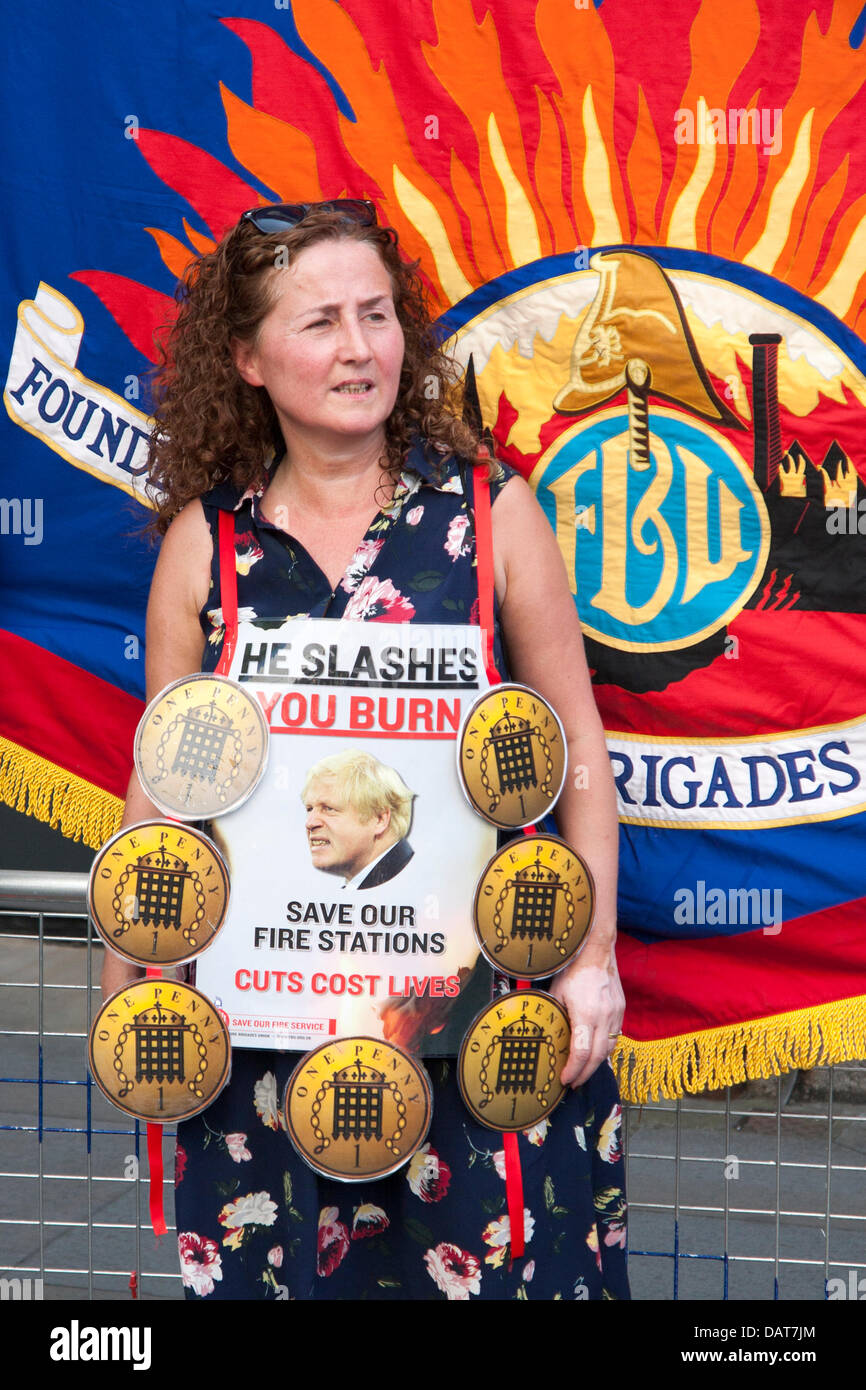 London, UK. 18. Juli 2013.  Eine Frau Banner macht seinen Punkt als Feuerwehrleute Protest gegen Kürzungen vor dem Sitz des Londoner Feuerwehr. Bildnachweis: Paul Davey/Alamy Live-Nachrichten Stockfoto