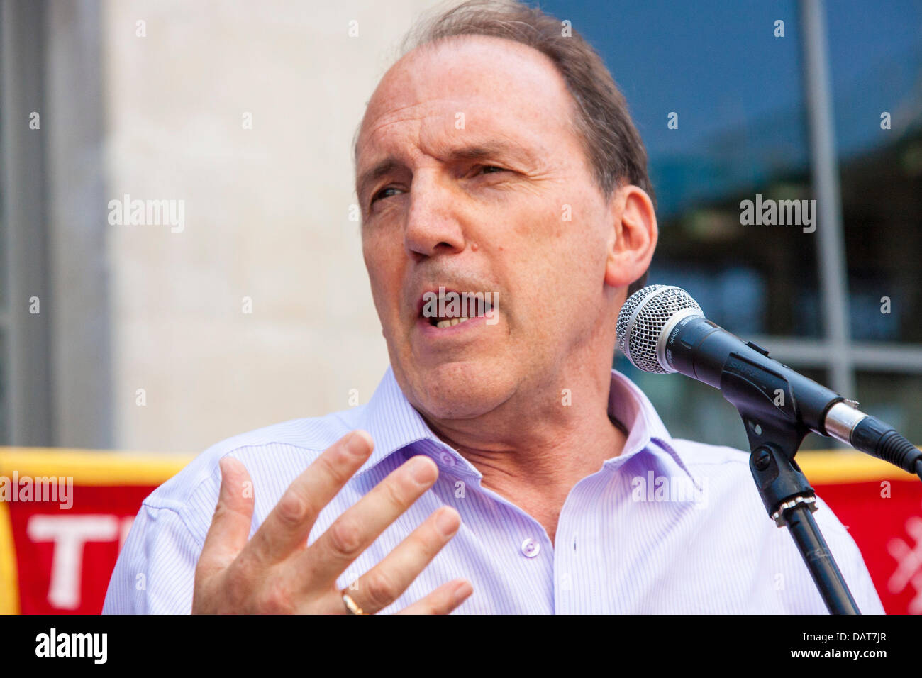 London, UK. 18. Juli 2013.  Simon Hughes MP Adressen Feuerwehrleute, wie sie gegen Kürzungen vor dem Sitz des Londoner Feuerwehr protestieren. Bildnachweis: Paul Davey/Alamy Live-Nachrichten Stockfoto