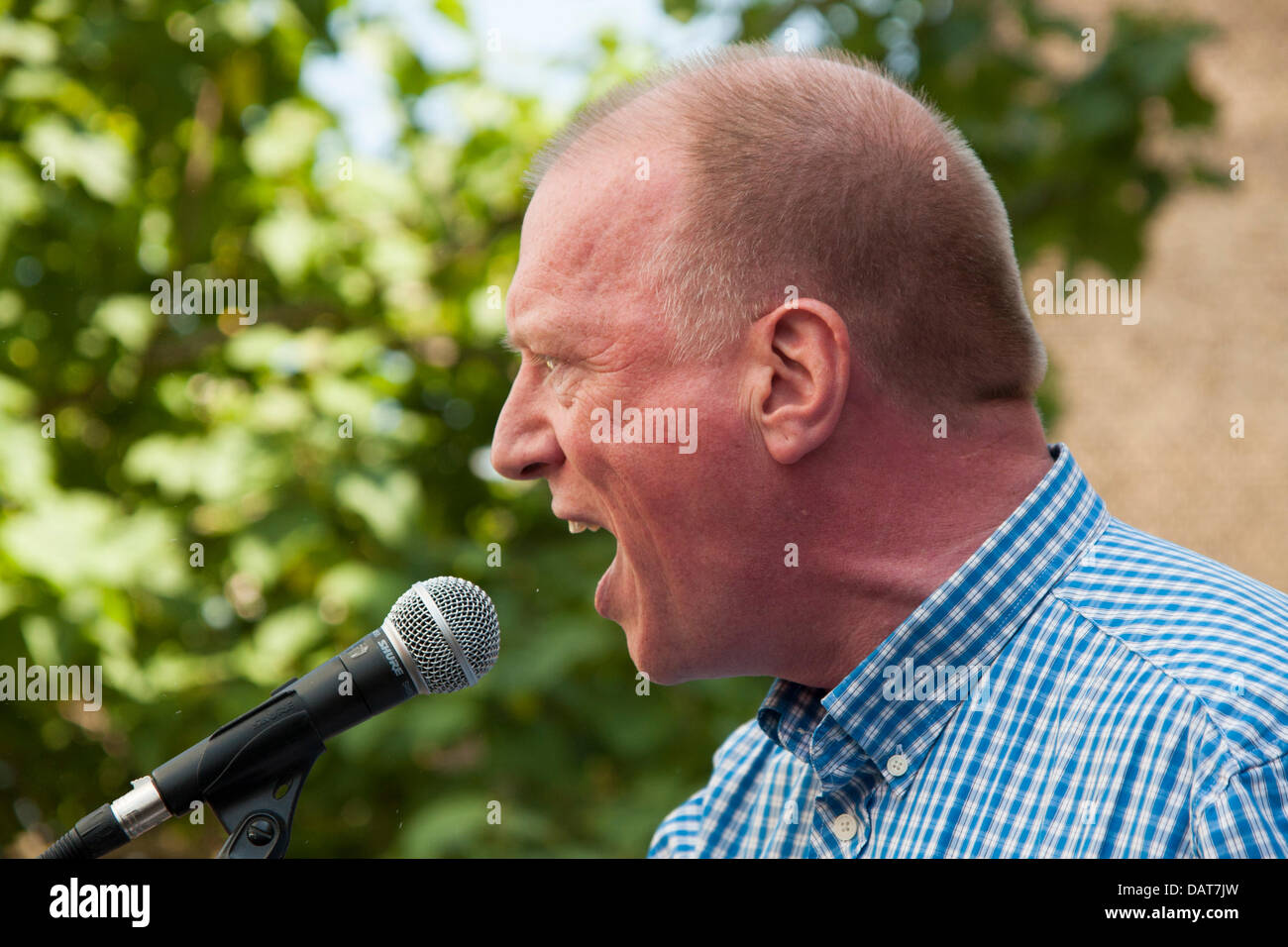 London, UK. 18. Juli 2013.  Feuerwehren Gewerkschaftsführer Matt Wrack hält eine Rede an Feuerwehrleute protestieren gegen Kürzungen außerhalb der HQ die Londoner Feuerwehr. Bildnachweis: Paul Davey/Alamy Live-Nachrichten Stockfoto