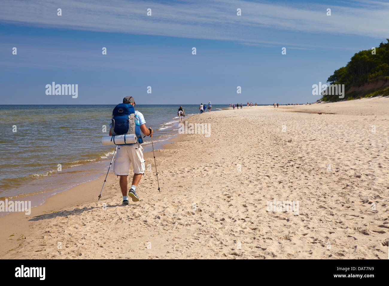 Touristische Wanderung entlang des Strandes, Ostsee, Polen Stockfoto