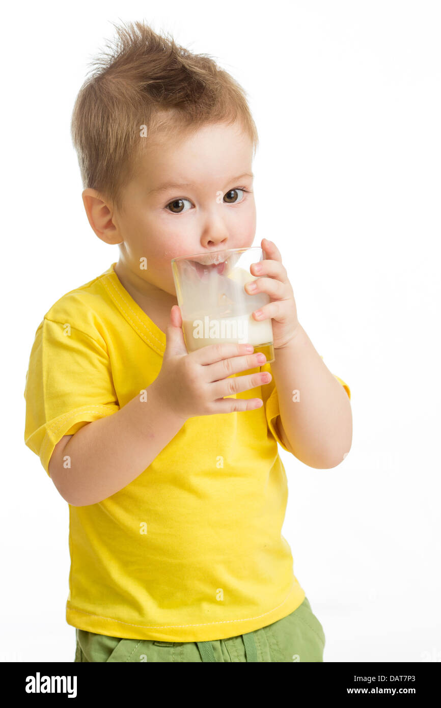 Kleines Kind oder ein Kind trinken Milchprodukt aus Glas isoliert auf weiss Stockfoto
