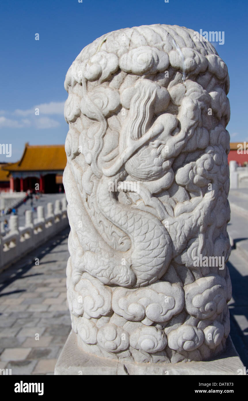 China, Peking, Verbotene Stadt (aka Zijin Cheng). Hoch geschnitzten Drachen Design Marmorsäule. Stockfoto