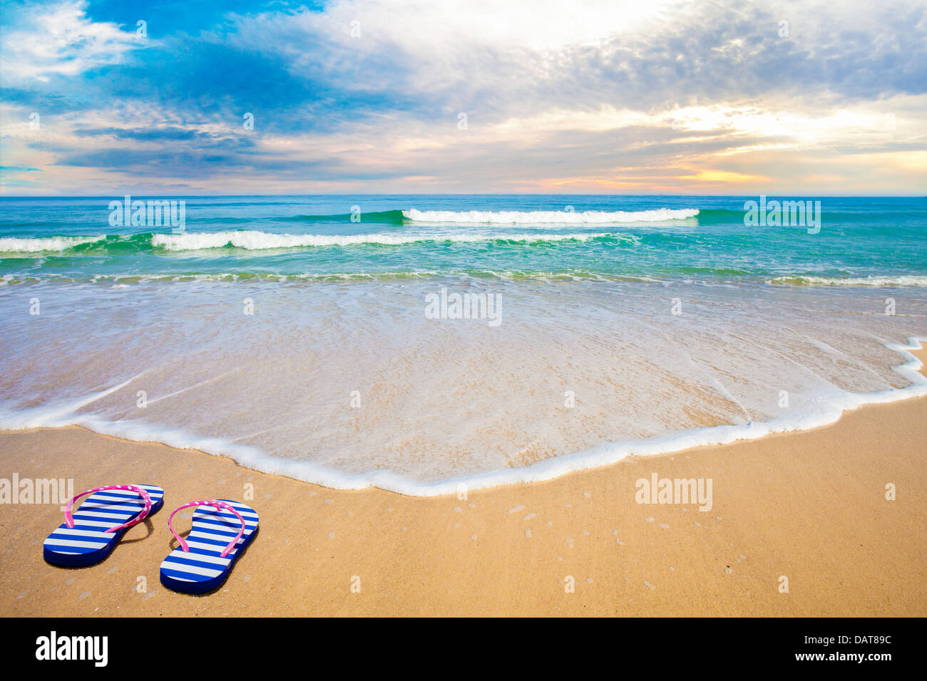 Blaues Meeresstrand in schönen Abend Stockfoto