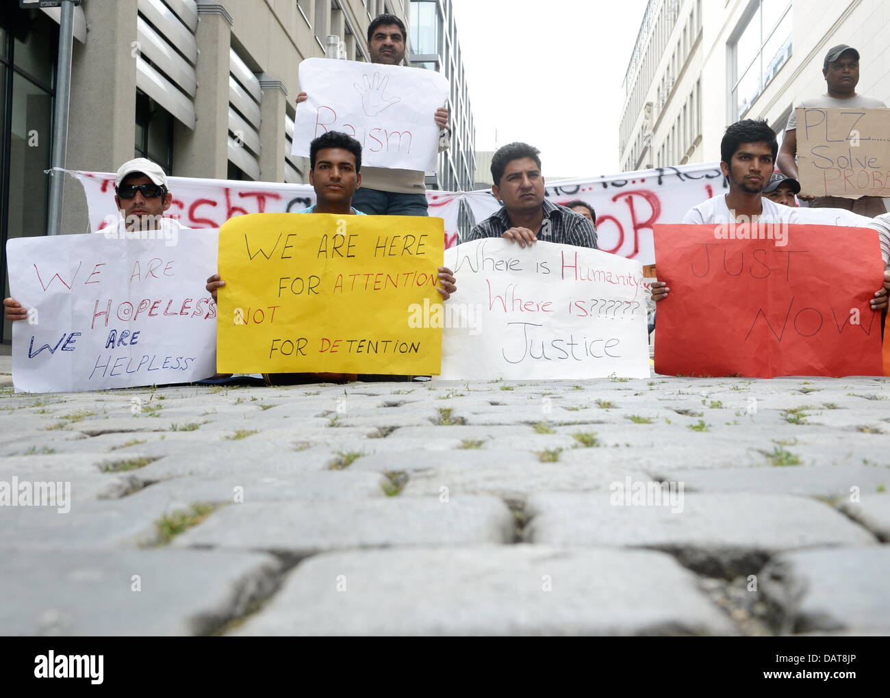 Flüchtlinge mit einem Sit-in für bessere Wohnbedingungen und Geld anstelle von Sachleistungen in Stuttgart, Deutschland, 18. Juli 2013 unter Beweis stellen. Rund 40 Flüchtlinge aus Ländern wie Afghanistan, Pakistan und Irak haben auf Königstraße seit Mittwoch lagerten. Sie versuchen, die Aufmerksamkeit auf die schlechten Bedingungen im Landkreis Main-Tauber im Gehäuse zu bringen. Foto: BERND WEISSBROD Stockfoto