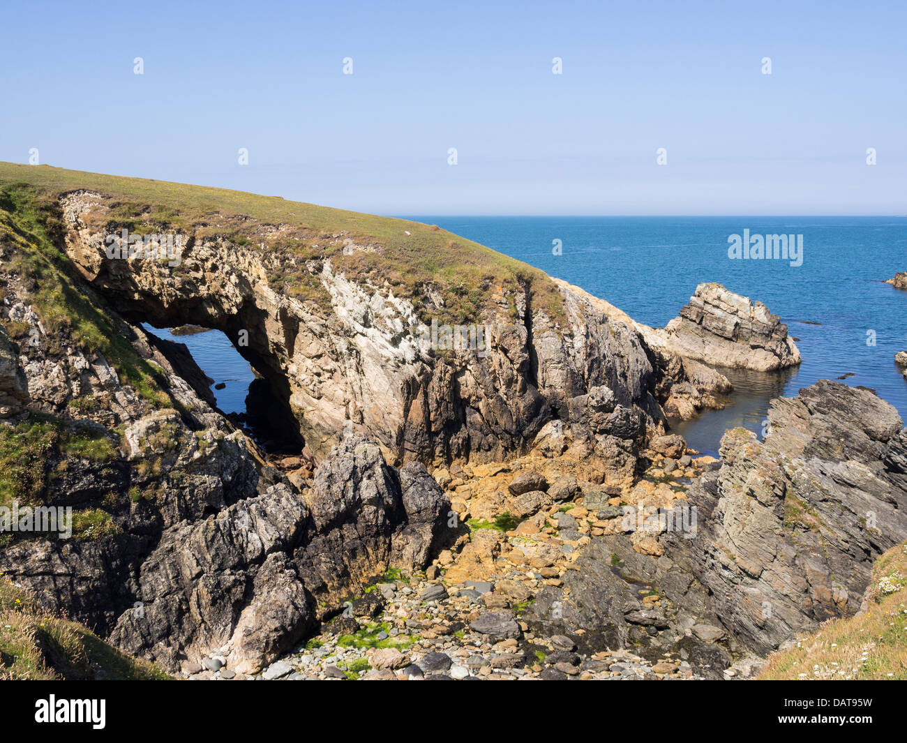 BWA Du Black Arch natürliche Felsformation auf der Isle of Anglesey Coastal Path auf Seacliffs Rhoscolyn heilige Insel Anglesey Wales UK Stockfoto