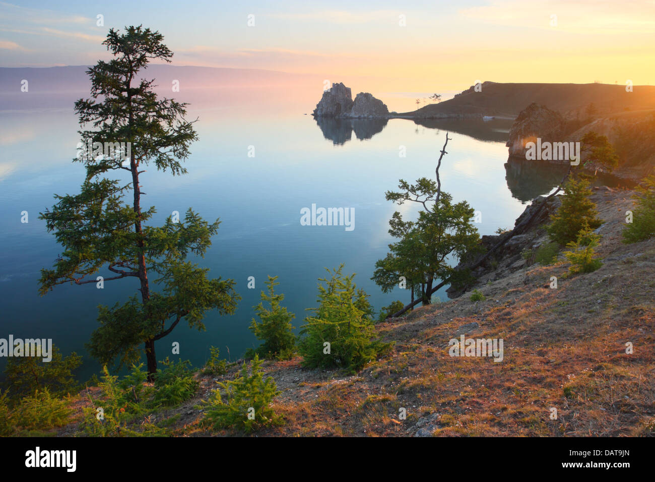 Berg 'Schamanka", Kap Burchan, eines der neun heiligsten Orte in Asien auf Olchon am Baikalsee in Sibirien-Russland Stockfoto