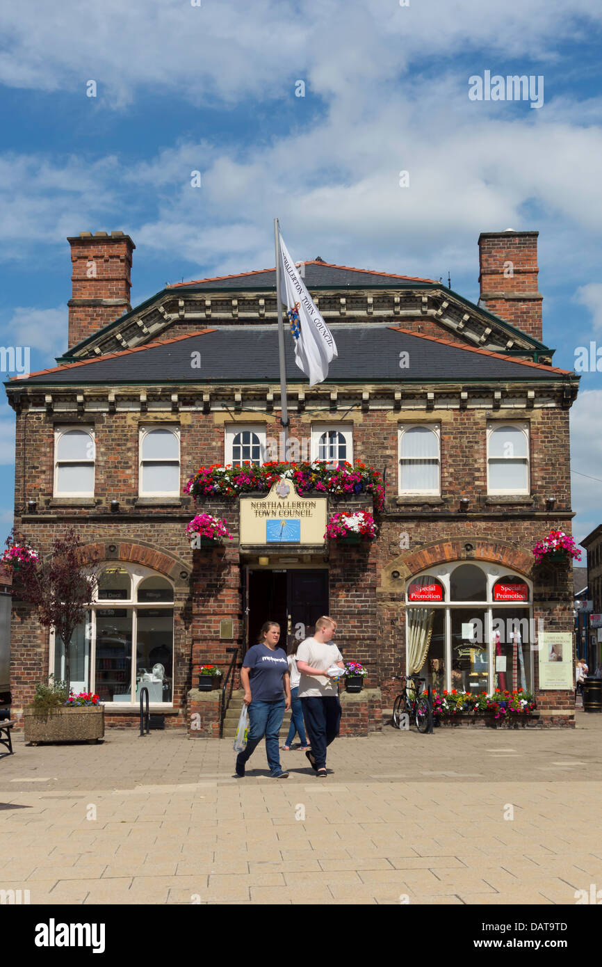 Stadtrat Büros High Street Northallerton North Yorkshire an einem sonnigen Sommertag mit Blumen geschmückt. Stockfoto