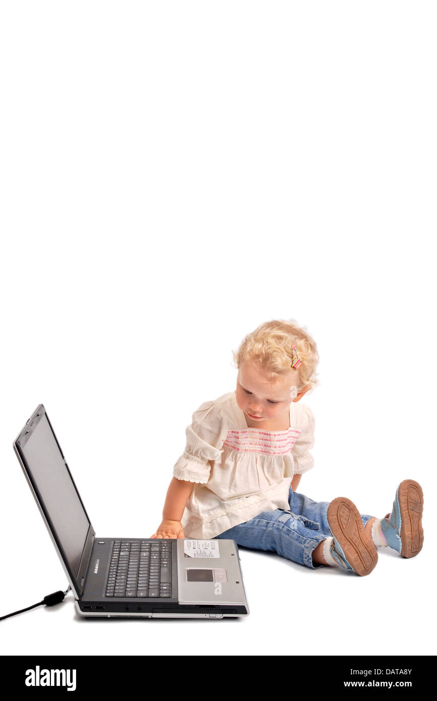 Kleines Mädchen Blick neugierig auf einem Notebook-computer Stockfoto