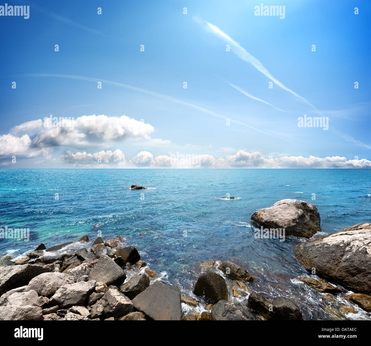 Steiniger Strand, klares Meer und blauen Wolkenhimmel Stockfoto