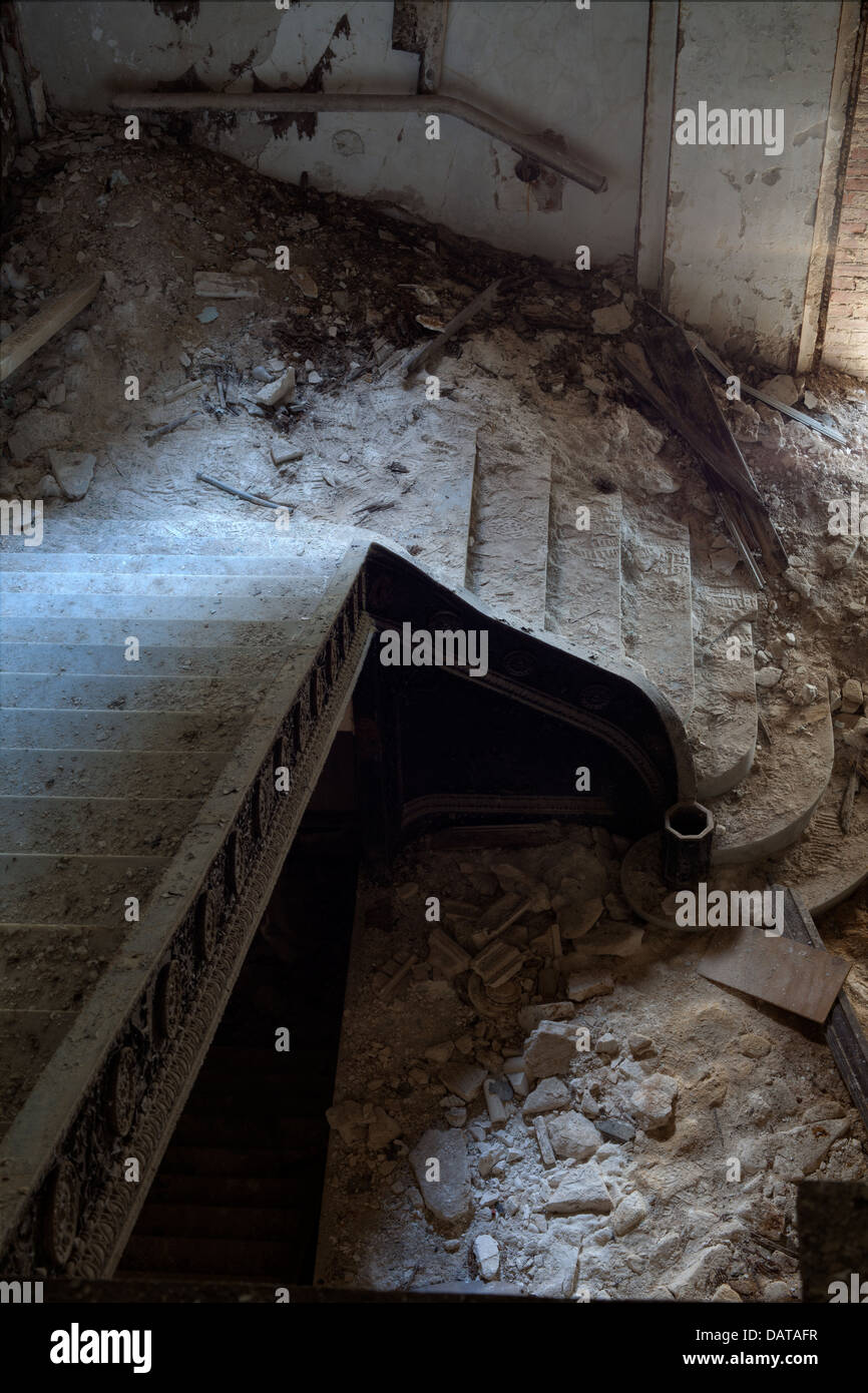 URBEX - Treppe mit einer alten Schule in leichte HDR-Verarbeitung gebrochen Stockfoto