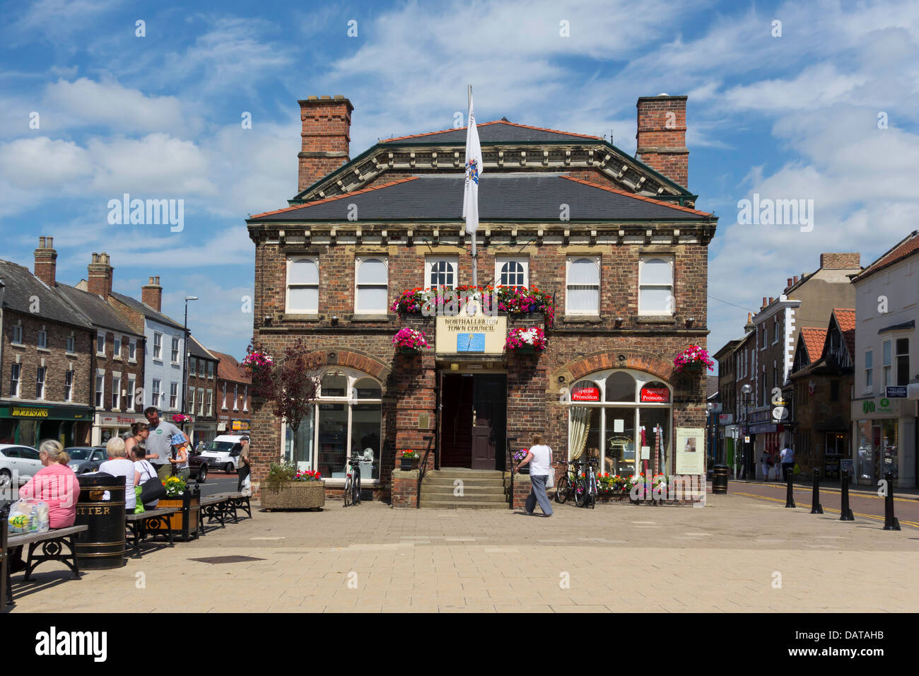 Stadtrat Büros High Street Northallerton North Yorkshire an einem sonnigen Sommertag mit Blumen geschmückt. Stockfoto