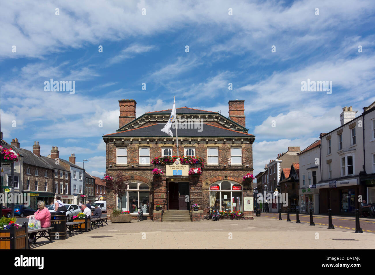 Stadtrat Büros High Street Northallerton North Yorkshire an einem sonnigen Sommertag mit Blumen geschmückt. Stockfoto