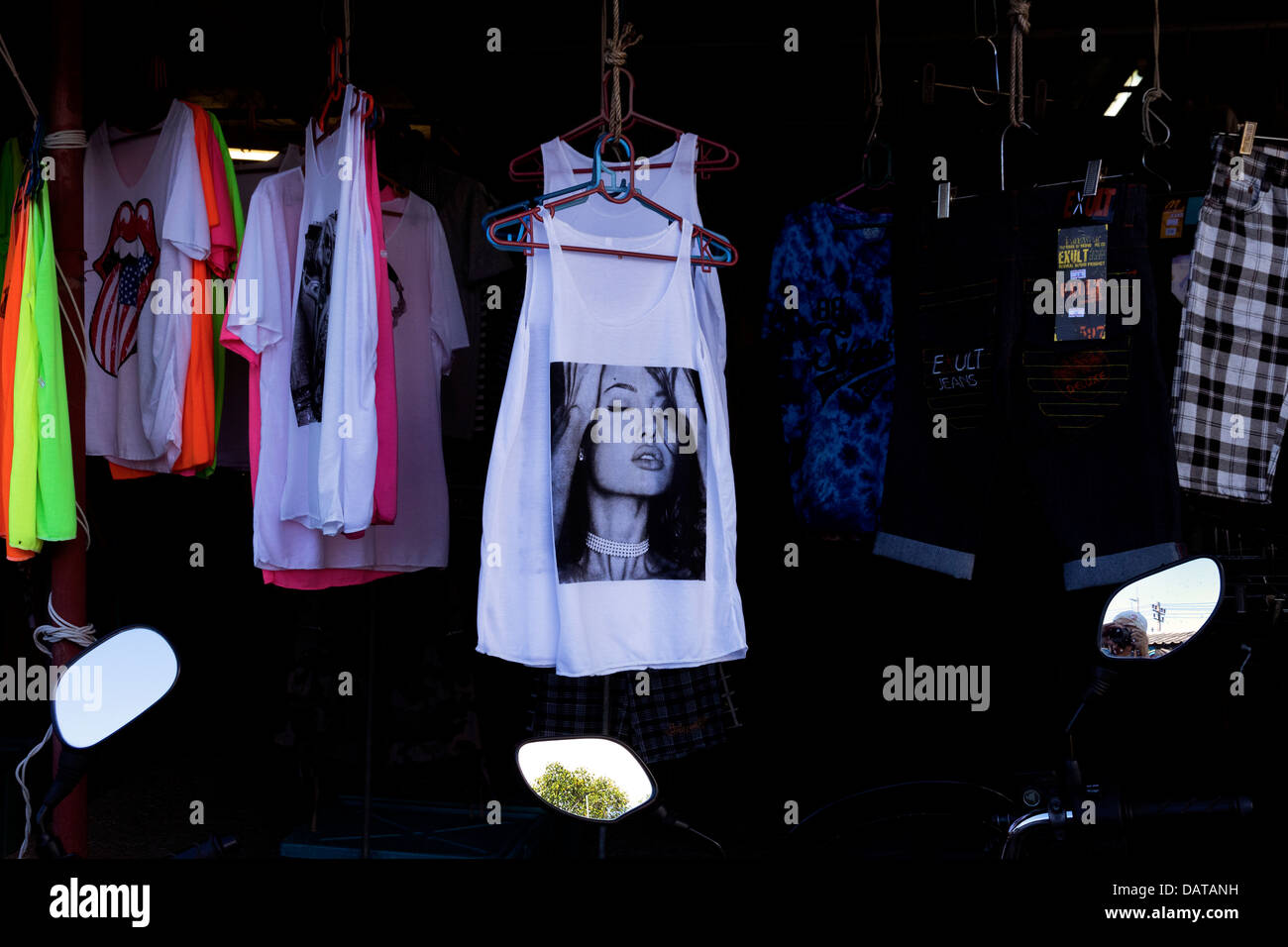 -T-Shirts und Unterhemden auf dem Display an einer Outdoor-Marktstand in Südthailand Stockfoto
