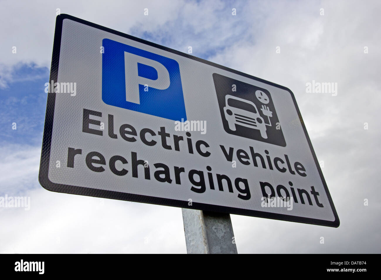 Parkplatz Schild mit Ladestation Elektrofahrzeug Stockfoto
