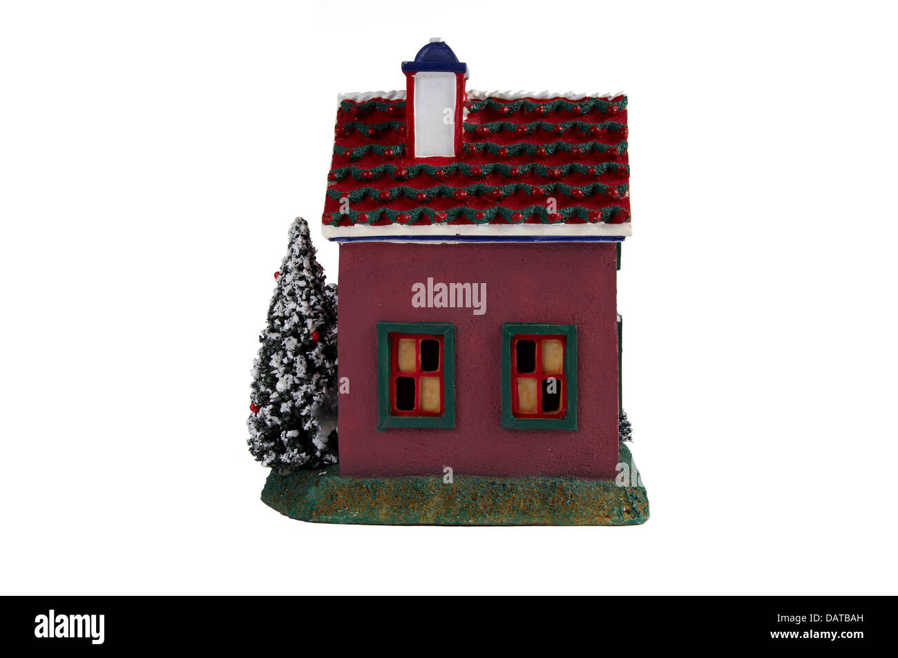 Spielzeug-Haus mit Tannen isoliert auf weiss Stockfoto