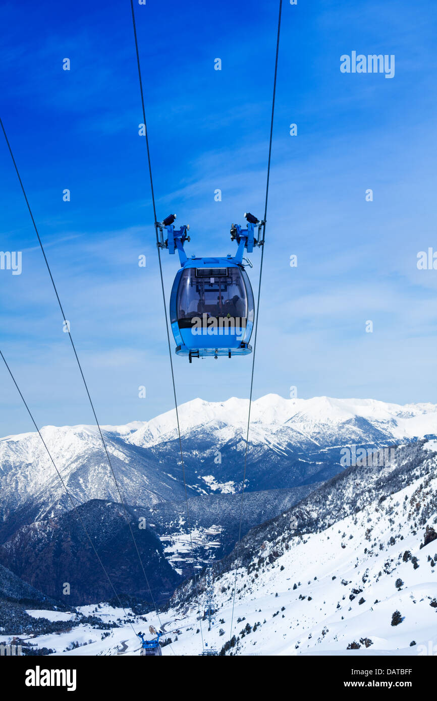Vorderansicht des Skilift Seilbahn mit Tal und die Berge im Hintergrund Stockfoto