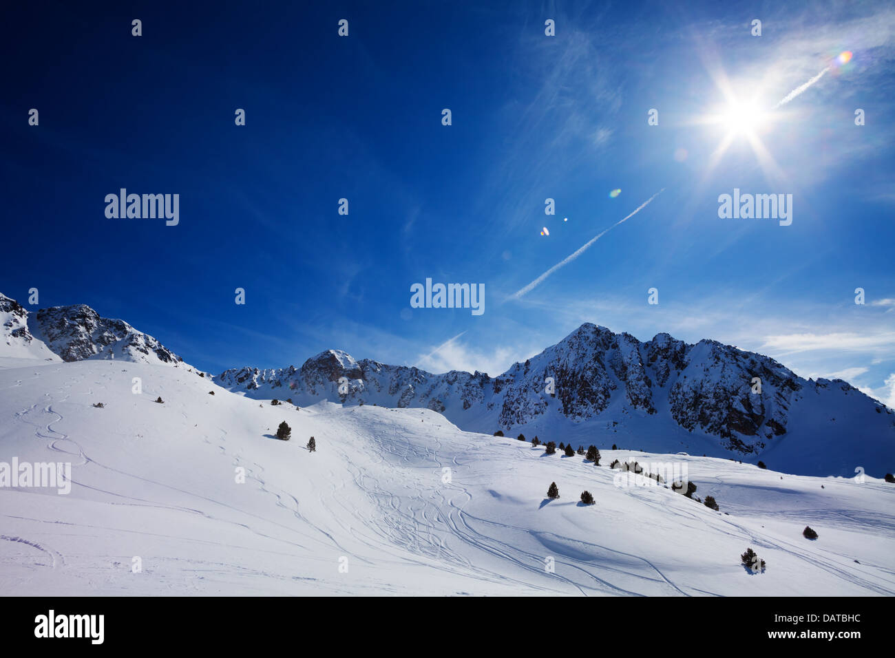 Berglandschaft in den Pyrenäen mit Pfaden von Freestyle-Skier Stockfoto