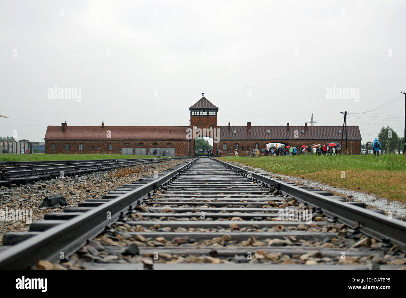 In der Ferne den Haupteingang zum Konzentrationslager Auschwitz Birkenau. Stockfoto