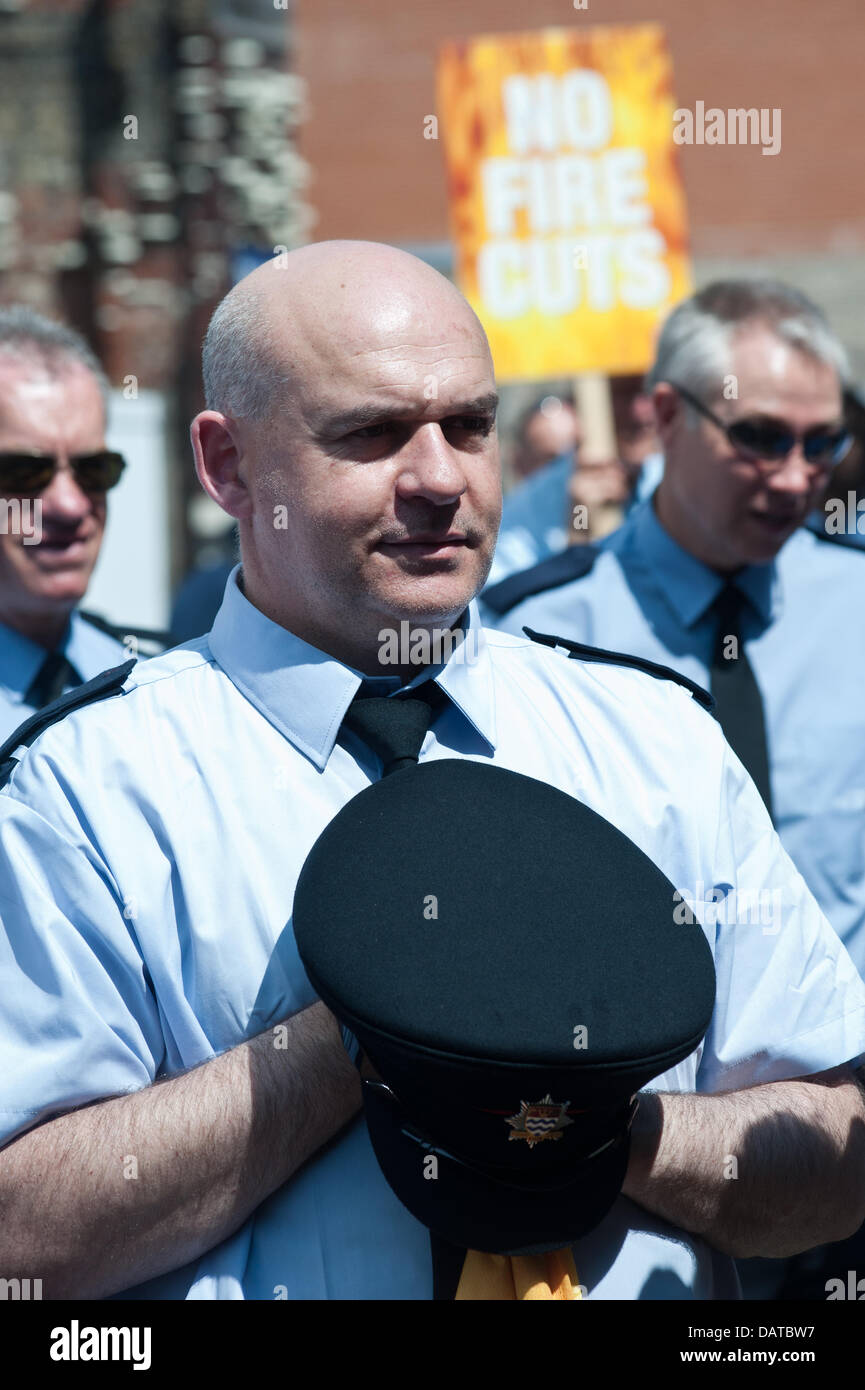 London, UK - 18. Juli 2013: ein Mann hält seinen Hut bei einem Protest gegen die umstrittenen Dienst Kürzungen, die Londoner Feuerwehr die Schließung von 10 Stationen sehen konnte. Bildnachweis: Piero Cruciatti/Alamy Live-Nachrichten Stockfoto