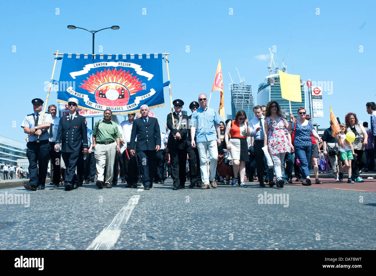 London, UK - 18. Juli 2013: Demonstranten März gegen umstrittene Dienst demonstrieren schneidet, die Londoner Feuerwehr die Schließung von 10 Stationen sehen konnte. Bildnachweis: Piero Cruciatti/Alamy Live-Nachrichten Stockfoto