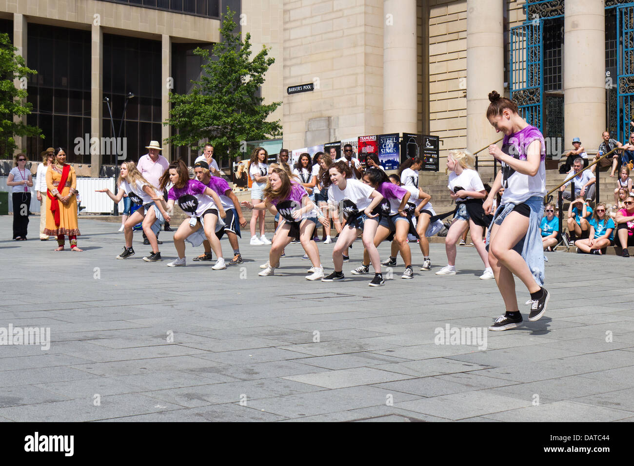 Chance to Dance in Sheffield am 13. Juli 2013.  Eine Mischung aus verschiedenen Tänze rund um die Innenstadt. Stockfoto