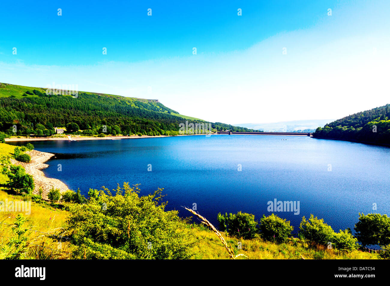 Ladybower Vorratsbehälter mit Blick auf Bamford Edge Stockfoto