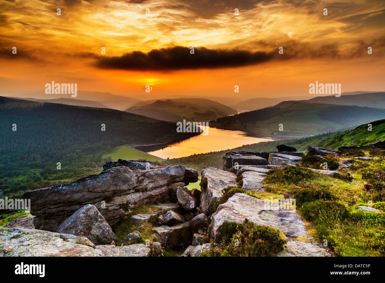 Sonnenuntergang über Ladybower Vorratsbehälter von Bamford Kante Stockfoto